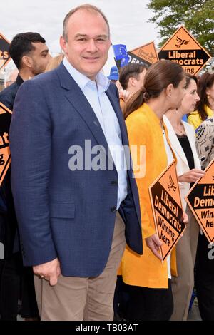 Ed Davey, MP für Kingston und Surbiton joined Aktivisten und drei neuen Abgeordneten der Partei für London die besten europäischen Wahlergebnis in der Geschichte der Partei zu feiern. Rpad Lambeth Palace, London Stockfoto