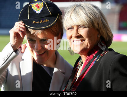 Scotlands First Minister Nicola Sturgeon trägt die Kappe vom Rose Reilly vor der internationalen Freundschaftsspiel am Hampden Park, Glasgow. Stockfoto