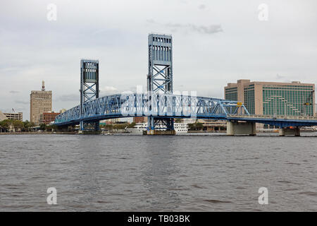 JACKSONVILLE, FL-9 MAR 2019 - Ansicht der Jacksonville Skyline und den Main Street Brücke über den St. Johns River in Jacksonville, Florida, United Sta Stockfoto