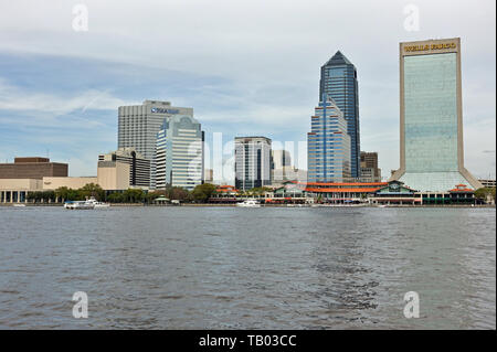 JACKSONVILLE, FL-9 MAR 2019 - Blick auf die Skyline von Jacksonville und der St. Johns River in Jacksonville, Florida, USA. Stockfoto