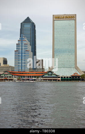 JACKSONVILLE, FL-9 MAR 2019 - Blick auf die Skyline von Jacksonville und der St. Johns River in Jacksonville, Florida, USA. Stockfoto