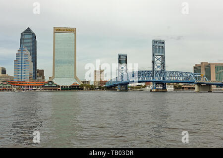 JACKSONVILLE, FL-9 MAR 2019 - Ansicht der Jacksonville Skyline und den Main Street Brücke über den St. Johns River in Jacksonville, Florida, United Sta Stockfoto