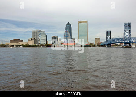 JACKSONVILLE, FL-9 MAR 2019 - Ansicht der Jacksonville Skyline und den Main Street Brücke über den St. Johns River in Jacksonville, Florida, United Sta Stockfoto