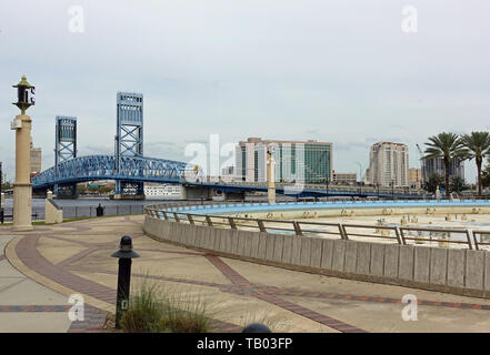 JACKSONVILLE, FL-9 MAR 2019 - Ansicht der Jacksonville Skyline und den Main Street Brücke über den St. Johns River in Jacksonville, Florida, United Sta Stockfoto