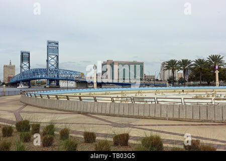 JACKSONVILLE, FL-9 MAR 2019 - Ansicht der Jacksonville Skyline und den Main Street Brücke über den St. Johns River in Jacksonville, Florida, United Sta Stockfoto