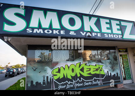 Smokeez Rauch und Vape shop äußeres Zeichen und Logos auf einer Straße in Santa Ana, Orange County, Kalifornien, USA Stockfoto