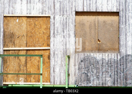 Die seitliche Ansicht einer alten Anhänger aus Holz, die mit Spanplatten vernagelt war. Stockfoto