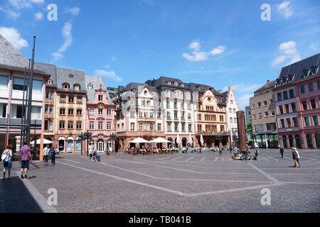 Mainz, Deutschland - 27. Mai 2019: Leute sitzen außerhalb des Cafés in der Marktplatz mit der Heunensaeule am 27. Mai 2019 in Mainz. Stockfoto