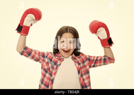 Kid starke und unabhängige Mädchen. Fühlen sich mächtig. Girls Power concept. Feministische Erziehung und weiblichen Rechte. Für ihre Rechte kämpfen. Weibliche Rechte und Freiheiten. Mädchen Boxhandschuhe bereit zu kämpfen. Stockfoto