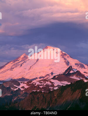 USA, Washington, Mt. Baker Snoqualmie National Forest, Sunrise Licht auf Gletscher-plattiert Nordosten des Mt. Baker in Mt. Baker Wilderness. Stockfoto