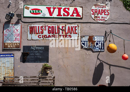 Vintage Emaille Schilder, Cowbridge, Wales Stockfoto