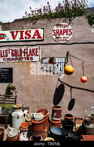 Vintage Emaille Schilder, Cowbridge, Wales Stockfoto