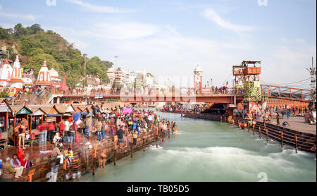 Hunderte von hinduistischen Menschen tun, den Heiligen Bad im heiligen Ganges Haridwar. Stockfoto