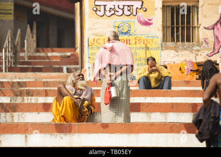 Einige Sadhus und hinduistischen Menschen sind entspannend und gehen auf eine Ghat in Varanasi. Sadhu ist ein Asket oder jemand der Yoga praktizieren. Stockfoto