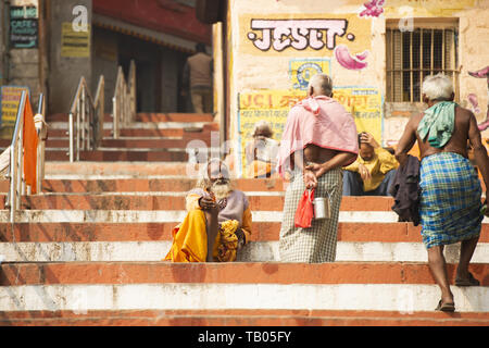 Einige Sadhus und hinduistischen Menschen sind entspannend und gehen auf eine Ghat in Varanasi. Sadhu ist ein Asket oder jemand der Yoga praktizieren. Stockfoto