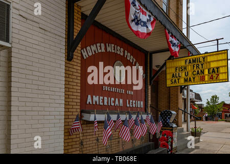 Sugarcreek Ohio/USA - Mai 16, 2019: Lokale American Legion Post in der Innenstadt von sugarcreek eingerichtet für den kommenden Tag des Gedenkens an den Urlaub. Stockfoto