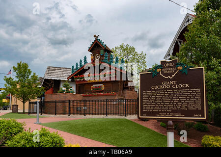 Sugarcreek Ohio/USA, 16. Mai 2019: historische Markierung für die riesigen Kuckucksuhr mit der aktuellen Uhrzeit im Hintergrund in der Innenstadt von sugarcreek. Sugarcr Stockfoto