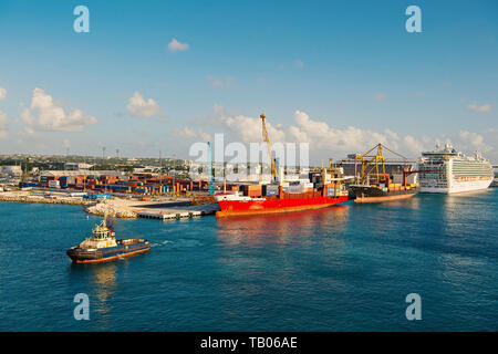Bridgetown, Barbados - Dezember 12, 2015: Sea Port. Angedockten Schiffe im Hafen. Container Hafen mit BF Leticia meer Schiffe. Versand Handel und Versand port Stockfoto