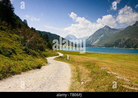 Land straße um Silser See auf dem Oberengadin (Schweiz - Europa). Stockfoto