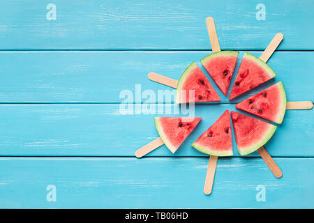 Wassermelone Eis am Stiel Kreis auf blauem Hintergrund, aus Holz Stockfoto