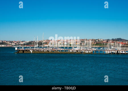 Palma de Mallorca, Spanien. Februar 14, 2019. Pier und Segelboote, am Fluss Nervion Stockfoto