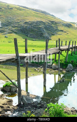 alte Holzbrücke über den Fluss Stockfoto