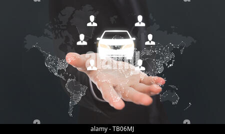 Hand mit Virtual Car sharing Symbole und Weltkarte Stockfoto