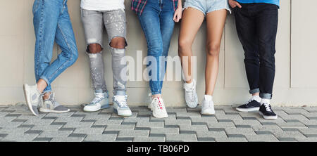 Gruppe von jungen sportlichen Teens an der Wand in der Stadt Stockfoto