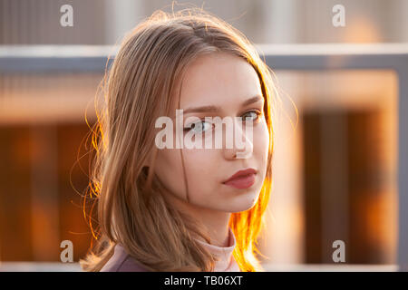 Hübsches blondes junges Mädchen, Nahaufnahme, Outdoor Portrait mit beleuchteten Sonnenlicht Stockfoto