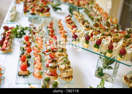 Catering. Off-site Essen. Buffet mit verschiedenen Häppchen, Sandwiches, Hamburger und Snacks. Stockfoto