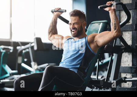 Schöne muskulöse Mann arbeiten Sie hart im Fitnessstudio Stockfoto