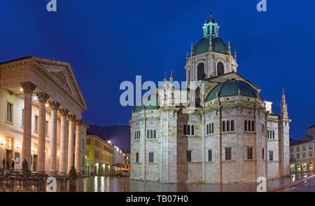 Como - Das Portal von Duomo und das Teatro Sociale in der Abenddämmerung. Stockfoto