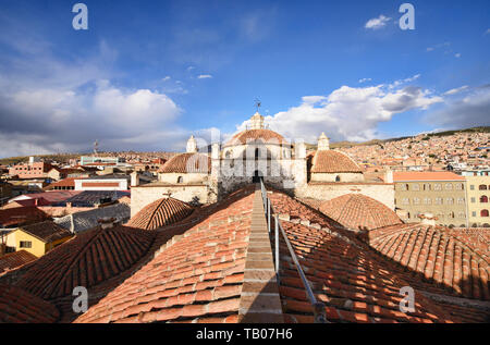 Dachterrasse mit Blick auf die San Francisco Kirche und Kloster, Potosi, Bolivien Stockfoto