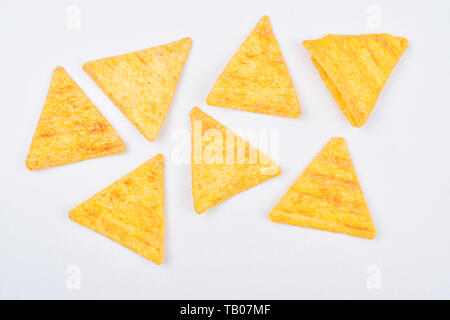 Nacho Chips auf weißem Hintergrund, ungesunde Junk-food Stockfoto