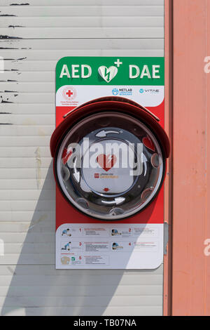 Öffentliche AED-Defibrillator mit Anweisungen in italienischer Sprache Stockfoto