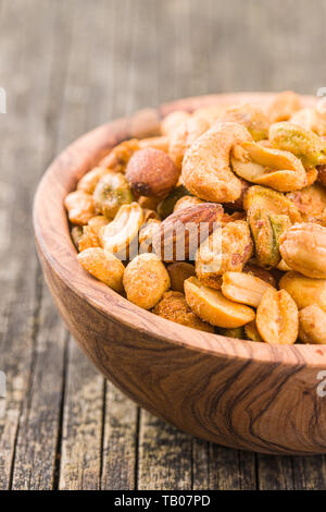 Pikant gewürzt, Muttern. Mischung von Nüssen in der Schüssel. Stockfoto