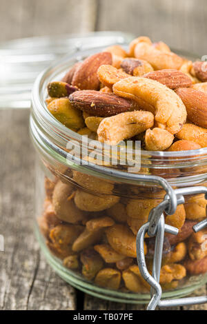 Pikant gewürzt, Muttern. Mischung von Nüssen im Glas. Stockfoto