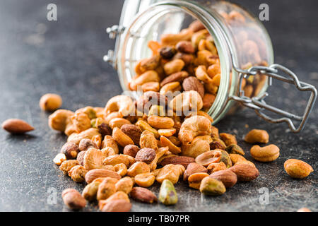 Pikant gewürzt, Muttern. Mischung von Nüssen im Glas. Stockfoto