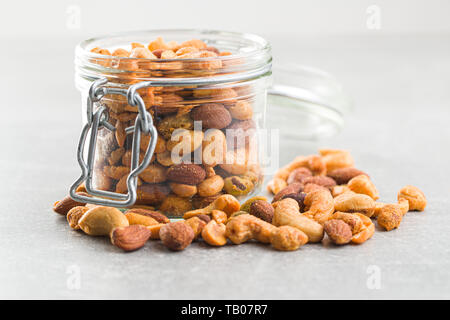 Pikant gewürzt, Muttern. Mischung von Nüssen im Glas. Stockfoto