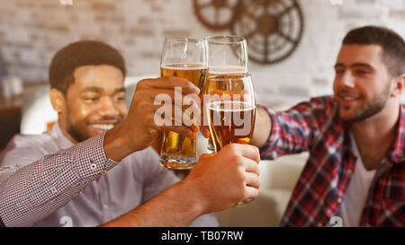 Gerne Freunde Klirren Biergläser, Feiern Konferenz Stockfoto