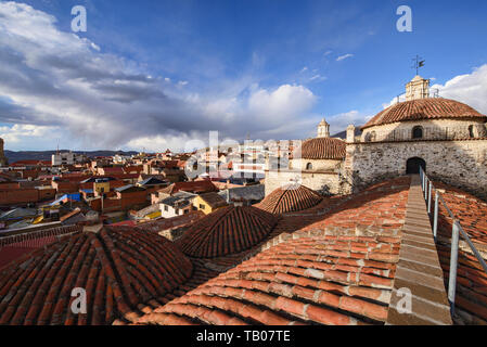 Dachterrasse mit Blick auf die San Francisco Kirche und Kloster, Potosi, Bolivien Stockfoto