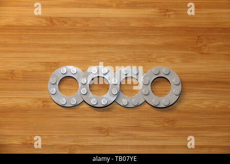 LEGO Audi Emblem aus Licht bläulich grauen Platte Ringe auf einem Holztisch. Stockfoto