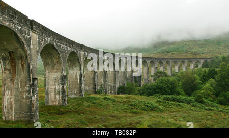 Glenfinnan Viadukt (Lage von Harry Potter Film) auf bewölkten Tag, Nebel, die Hügel im Hintergrund. Stockfoto