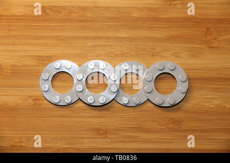 LEGO Audi Emblem aus Licht bläulich grauen Platte Ringe auf einem Holztisch. Stockfoto