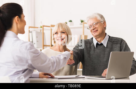 Zufrieden Senior Paar Verkauf Kauf Deal Stockfoto