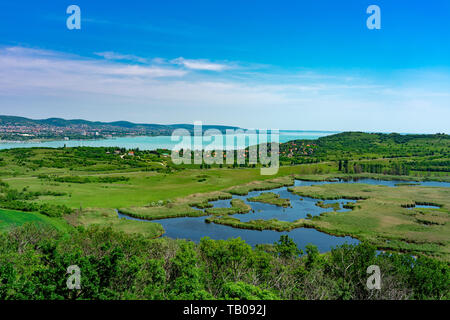 Arial Panoramablick auf den Balaton in Tihany mit der Innenseite See aus dem rtorony Blick Aussichtsturm Stockfoto