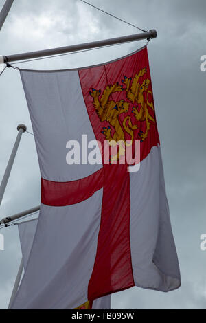 Die Fahne von Sark Vogtei Guernsey fliegen in den Wind. Parliament Square, London, UK in der Feier von Crown Dependencies und Überseeische Gebiete Stockfoto