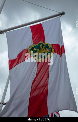 Flagge von Alderney Vogtei Guernsey fliegen in den Wind. Parliament Square, London, UK in der Feier von Crown Dependencies und Überseeische Gebiete Stockfoto