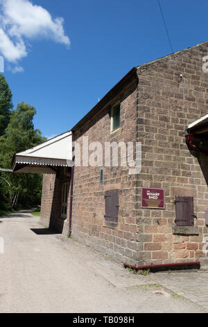 Alte Bremse Van Fahrzeuge und Gebäude in Cromford und High Peak Railway bei hohen Peak Junction, Cromford, Derbyshire. England Stockfoto