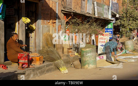 Straßenseite Geschäfte, in denen sie produzieren, Besen, Reis, und Verbrauchsmaterialien in der Altstadt Dhulikhel, Nepal Stockfoto